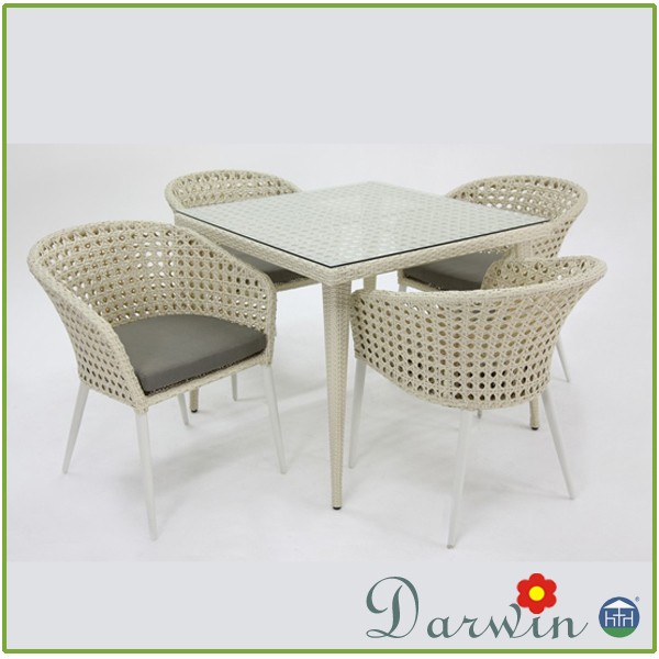 Graceful Outdoor Furniture Aluminium Wicker Dining Table and Chairs