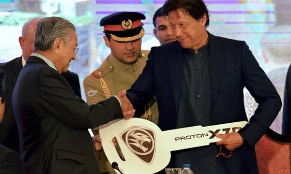 Imran-khan-with-Malaysian-PM.jpg