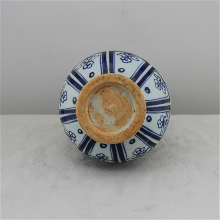 Chinese artist hand painted blue and white ceramic porcelain antique vase for collection