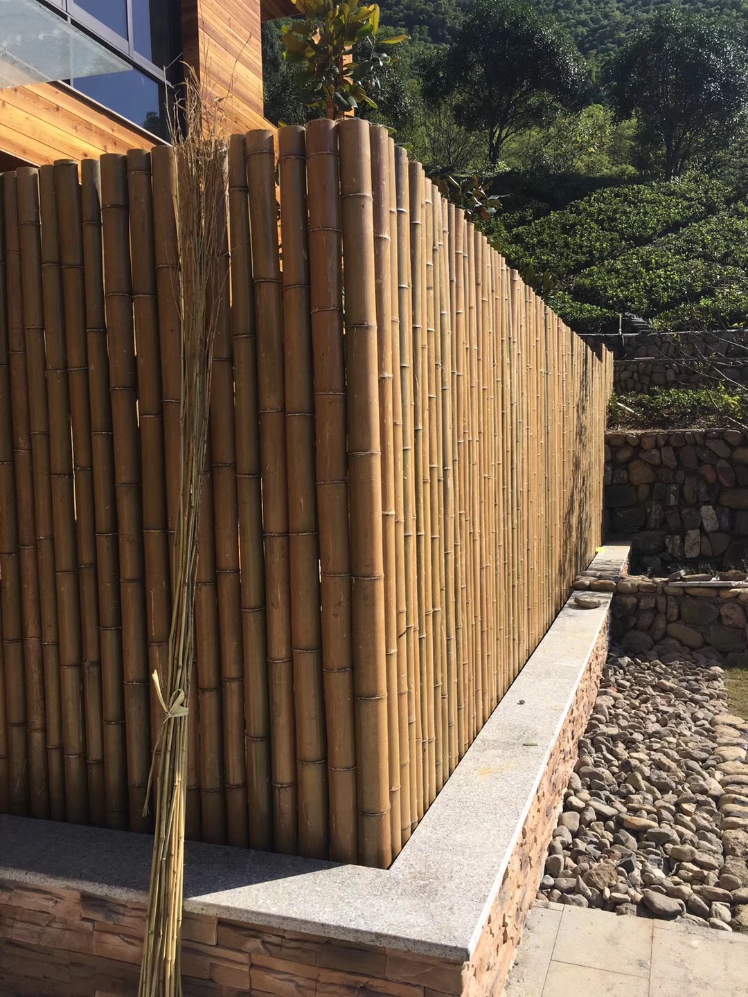 Factory direct natural environmentally friendly carbonize brown bamboo garden fence artificial bamboo fence