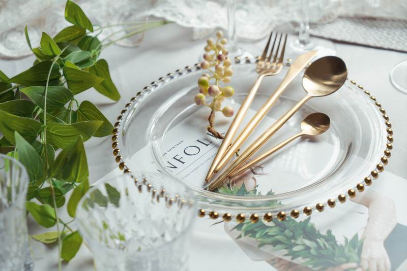 Luxury transparent clear glass plate Charger Plates with gold beads for dinner or hotel