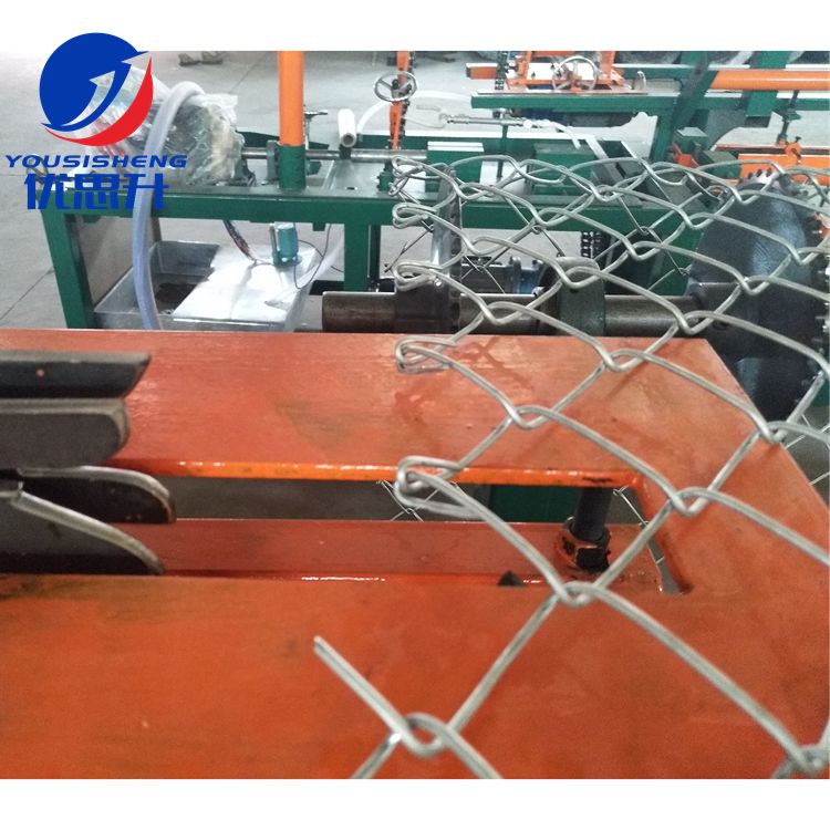 Fast and easy operating single wire automatic chain link fence machine