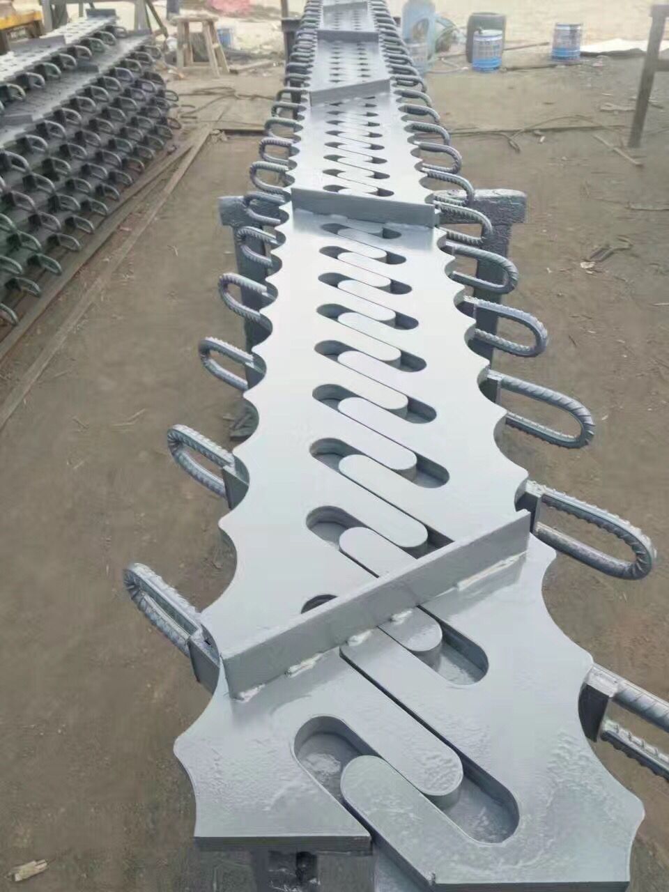 Finger/comb/teeth type expansion joints in bridges